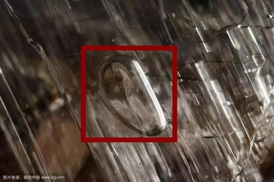 图为矿物中的流体包裹体（图片源自网络）