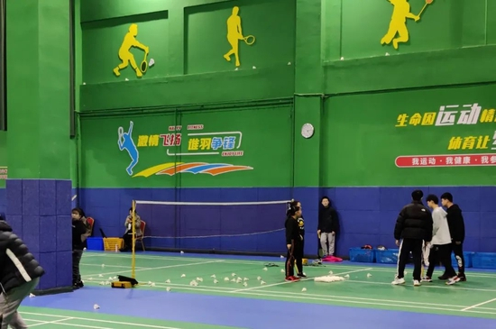 周末，许东边上的羽毛球场地正在训练 奇偶派拍摄