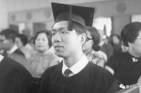 △丘成桐在港中文毕业典礼，图源：译林出版社