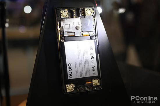 MWC上展示的nubia电竞手机，带有四个风扇