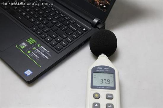 ↑↑↑开启一键散热前，分贝仪显示37.9dB