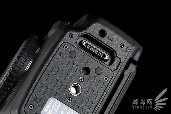 底部的手柄信息传递接口