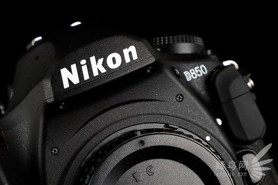 尼康D850军舰位置，取消了闪光灯设计
