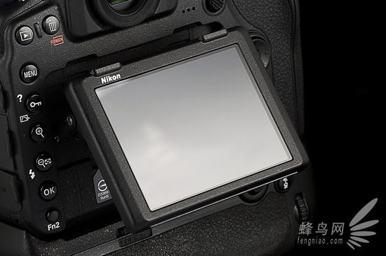 尼康D850采用了一块可翻折可触摸液晶屏