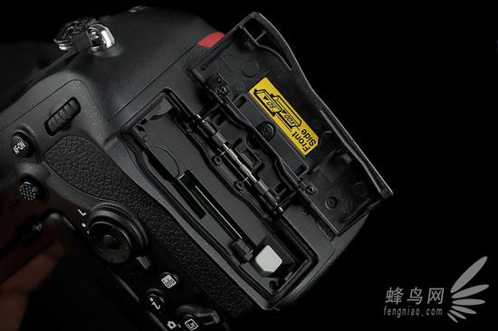 尼康D850采用了SD/XQD双存储卡设计
