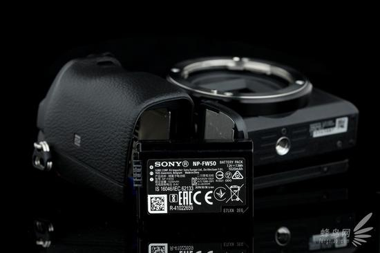 索尼微单™A6300采用了NP-FW50型锂电池