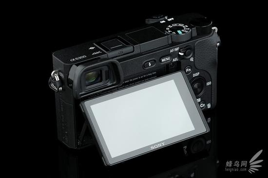 索尼微单™A6300背部采用了翻转屏设计