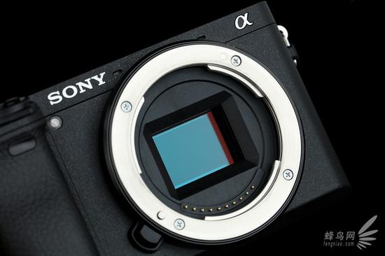 索尼微单™A6300采用了一块APS-C画幅的CMOS传感器