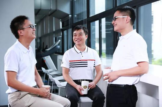 　　△小鹏汽车董事长何小鹏 （中）小鹏汽车联合创始人兼总裁夏珩 （左）小鹏汽车联合创始人兼副总裁何涛（右）