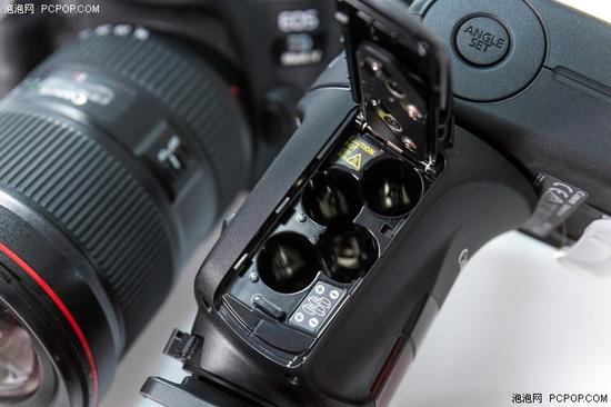 电池仓特写。使用4节AA电池