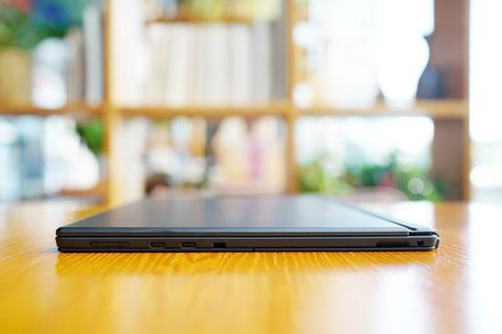 左侧雷电接口保证传输速度，也为轻薄机身做出贡献