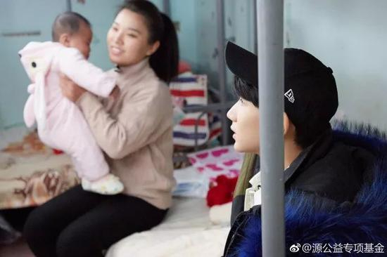 王源探访三胞胎姐妹。来源：源公益专项基金