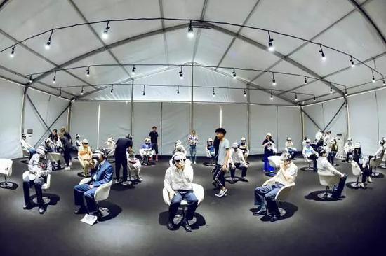 砂之盒沉浸影像展上，观影者正在体验VR电影