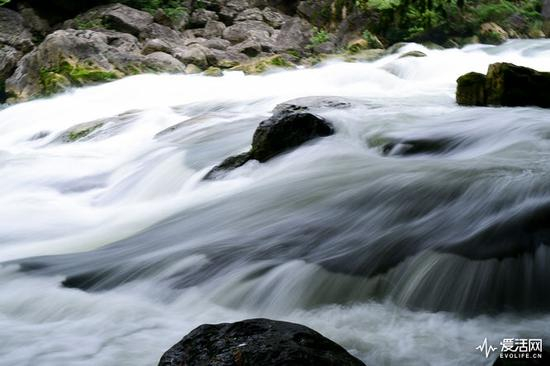 快门速度降下来，效果就非常明显了