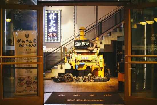 焦距：50mm　 光圈：f/1.4　 ISO感光度：1600