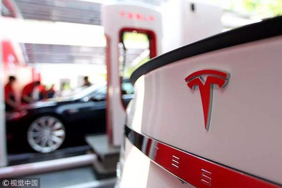2014年04月22日，特斯拉中国首车交付仪式在北京举行。©视觉中国
