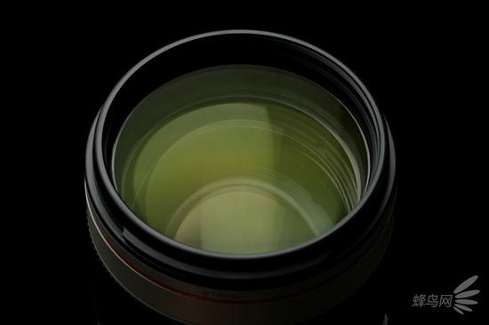 佳能EF 70-200mm f/2.8L IS III USM的滤镜口径达到了77mm