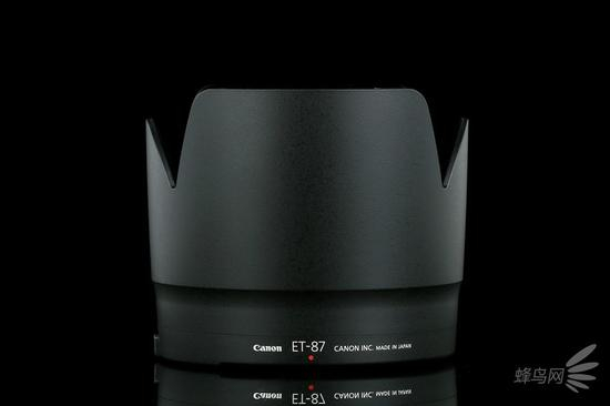 佳能EF 70-200mm f/2.8L IS III USM配备了型号ET-87的花瓣形遮光罩