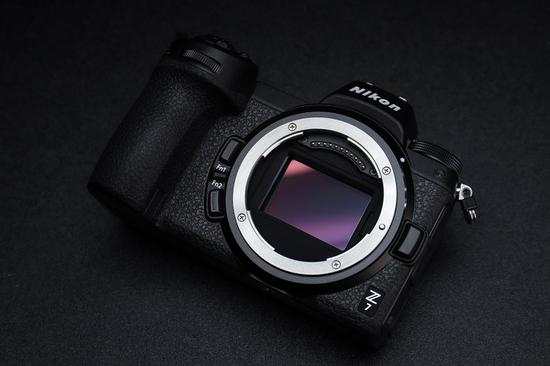 采用55mm超大口径与16mm超短法兰距的尼康Z卡口