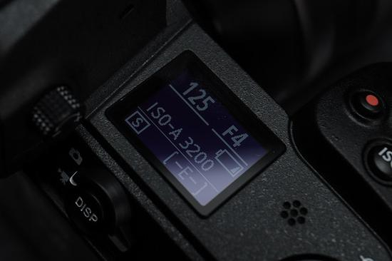肩屏设计，可显示主要的拍摄信息
