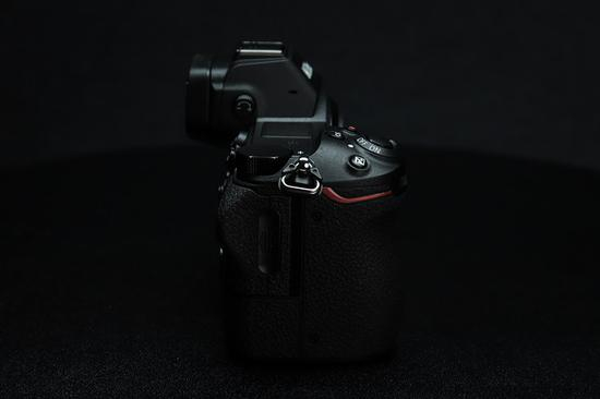 尼康Z7侧面视图，红色的“性感小裤衩”被保留，但完全挪到了手柄左侧