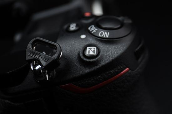 手柄上方有单独的曝光补偿和ISO、视频拍摄按键