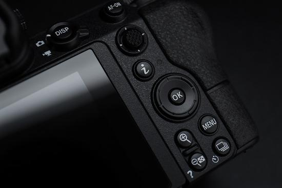 具备单独的对焦点移动拨杆，右下角有独立的连拍模式按键