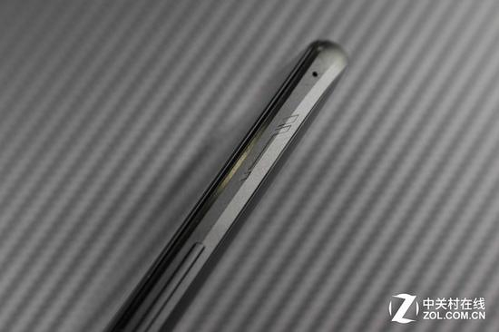 右侧降噪麦克孔和Air Triggers键