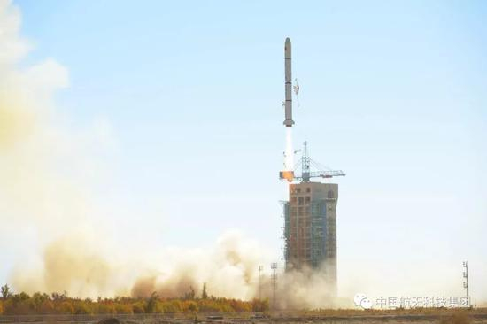 ▲ 长征二号丙运载火箭（及远征一号S上面级）点火升空（高剑 摄）