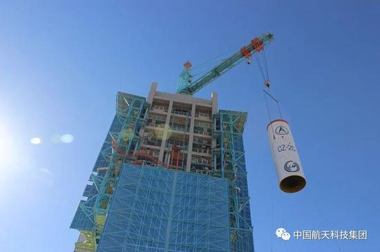 ▲ 长征二号丙运载火箭（及远征一号S上面级）二级吊装现场（邓思超 摄）