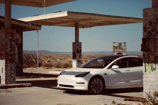 Model 3停在废弃的加油站
