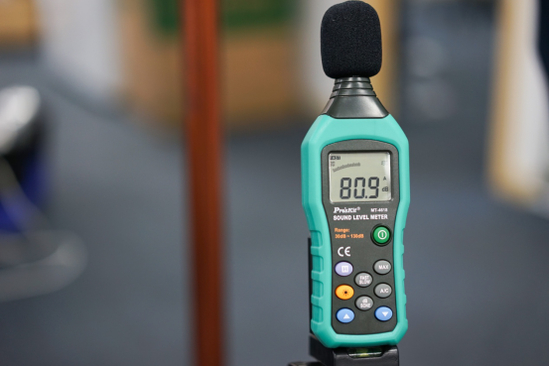 戴森V10高档运行时：80.9dB