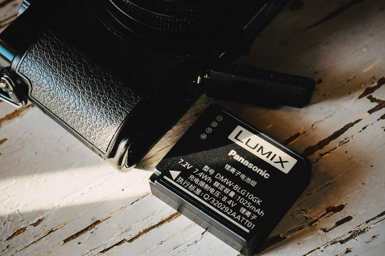 1025毫安锂电池，可以通过AC或USB为相机电池充电