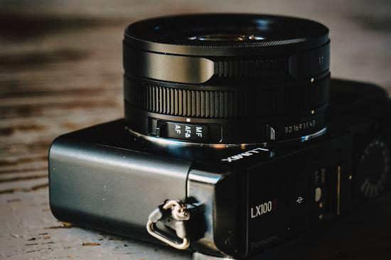 支持微距模式，最近对焦距离为3cm（广角）到30cm（长焦）