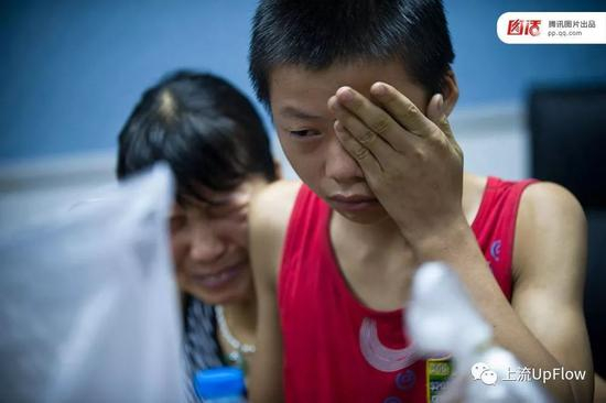 ▲家庭关系不和睦是未成年人迷恋网吧的一个重要原因 | 来源：腾讯图话