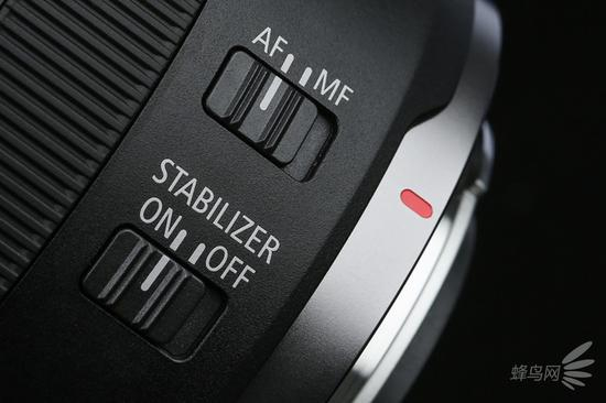 镜身拥有两个拨杆开关