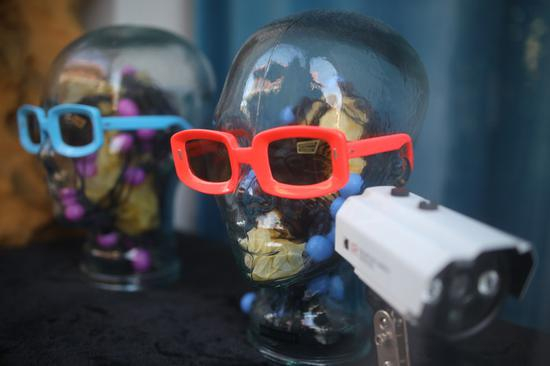 焦距：35mm　 光圈：f/2.2　 ISO感光度：800