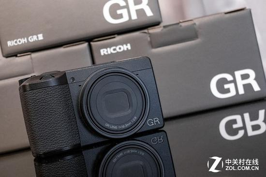 尽管体积缩减，但GR III依旧提供了宽大的蒙皮手柄，握持感很舒适