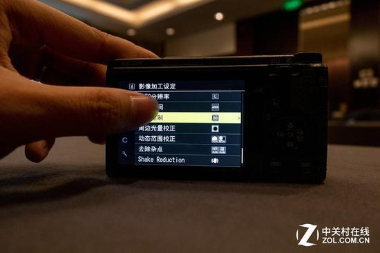 触控操作同样可以用于菜单界面，实际体验非常流畅
