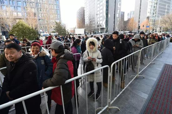2018年12月18日，在中关村互联网中心的ofo总部，前来排队退押金的用户不断增加