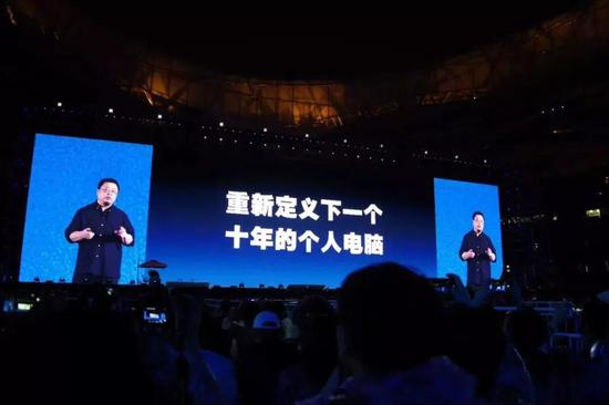 图：18年5月15日，发布会现场的罗永浩