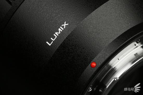 松下LUMIX S PRO 50mm f/1.4的“LUMIX”标识