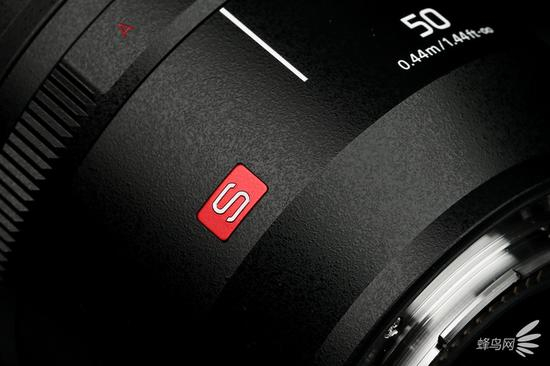 松下LUMIX S PRO 50mm f/1.4镜筒上拥有红底白字的“S”标识