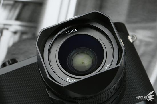搭配遮光罩之后的徕卡SUMMILUX 1：1.7/28 ASPH。镜头