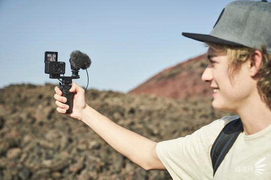 索尼迷你黑卡RX0 II搭载拍摄套装，轻松成为VLOG设备