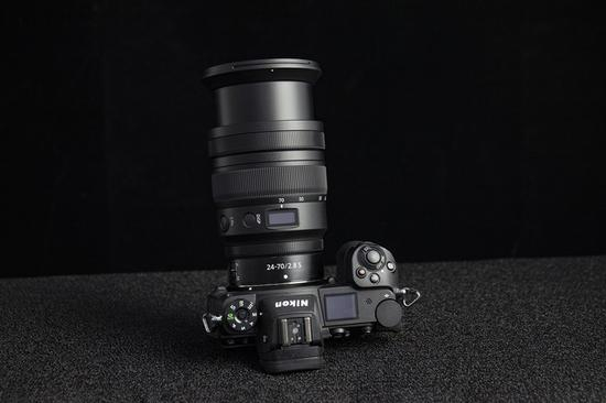 尼康Z&nbsp;24-70mm f/2.8 S镜头全部伸开之后体积很大