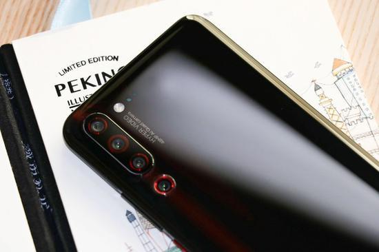 闪光灯右侧为激光对焦孔