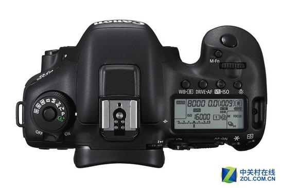 虽然采用APS-C画幅，但在操控方面，7D2是一款不折不扣的专业单反