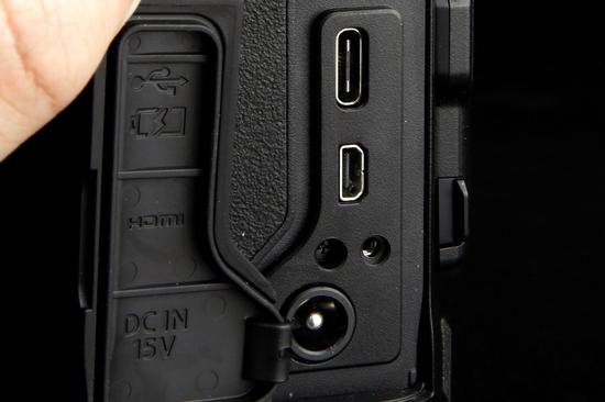 富士GFX100 Type-C USB接口、HDMI 微型接口和15V DC-IN 适配器接口
