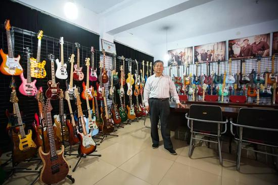 赵卫国在做雅特自主品牌，不仅卖吉他，还卖文化。